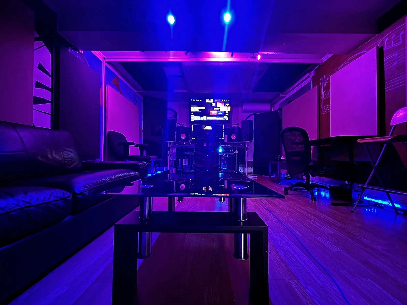 Studio A του Jam2Studio: ο χώρος του στούντιο με καναπέ, τραπεζάκι και ακουστική επεξεργασία