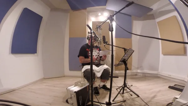 Το vocal booth του Studio B: καλλιτέχνης ηχογραφεί φωνή μπροστά σε μικρόφωνο